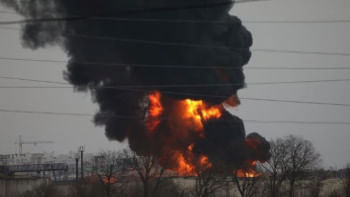 ইউক্রেনের খারকিভ শহরের সীমান্তে অবস্থিত বেলগোরোদ আগ্রাসনের শুরু থেকেই বারবার হামলার শিকার হয়েছে। এপ্রিলে একটি তেলের ডিপোতে হামলা হয়। ফাইল ছবি: রয়টার্স