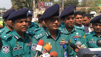 রাবির সংঘর্ষে পুলিশ কোনো আগ্নেয়াস্ত্র ব্যবহার করেনি: আরএমপি কমিশনার স্থানীয়দের সঙ্গে শিক্ষার্থীদের সংঘর্ষ, রাবি, রেললাইনে আগুন, ঢাকা-রাজশাহী ট্রেন বন্ধ,