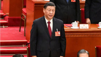 ন্যাশনাল কংগ্রেসে জাতীয় সঙ্গীতে সুর মেলাচ্ছেন চীনের প্রেসিডেন্ট শি জিনপিং। ছবি: রয়টার্স
