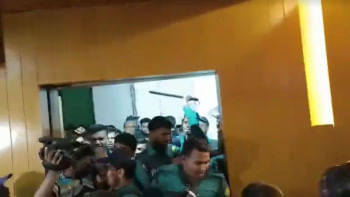 সুপ্রিম কোর্টে আইনজীবী সমিতির নির্বাচনে পুলিশের হামলায় ১০ সাংবাদিক আহত সুপ্রিম কোর্টে আইনজীবী সমিতির নির্বাচনে পুলিশের হামলায় ১০ সাংবাদিক আহত