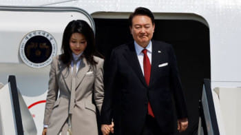টোকিও এসে পৌছিয়েছেন দক্ষিণ কোরিয়ার প্রেসিডেন্ট ও তার স্ত্রী। ছবি: রয়টার্স
