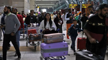 ভারতের ইন্দিরা গান্ধী বিমানবন্দরে যাত্রীর ভিড়। ফাইল ছবি: রয়টার্স