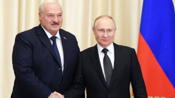 বেলারুশের প্রেসিডেন্ট লুকাশেনকো ও রাশিয়ার প্রেসিডেন্ট পুতিন ঘনিষ্ঠ মিত্র হিসেবে বিবেচিত। ছবি: রয়টার্স