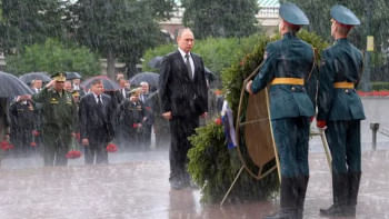 ক্রেমলিনে নিহত রুশ সেনাদের প্রতি সম্মান জানাচ্ছেন পুতিন। ফাইল ছবি: রয়টার্স (২০১৭)