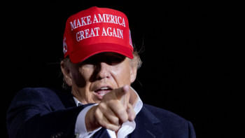 নির্বাচনী প্রচারণায় সাবেক প্রেসিডেন্ট ট্রাম্প। ফাইল ছবি: রয়টার্স