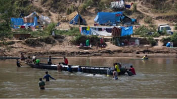 মিয়ানমারের সশস্ত্র বিদ্রোহী সংগঠন ও সামরিক বাহিনীর মাঝে নতুন করে তীব্র সংঘাত দেখা দিয়েছে। যার ফলে মিয়ানমারের হাজারো বেসামরিক ব্যক্তি থাইল্যান্ডে পালিয়ে যাচ্ছেন। ছবি: এএফপি