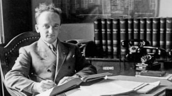 ১৯৪৭ সালে নুরেমবার্গ ট্রায়ালে অংশ নেওয়ার সময় বেঞ্জামিন ফেরেনকজের বয়স মাত্র ২৭ ছিল। ছবি: ডয়েচে ভেলে