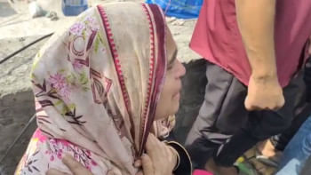 আগুনে দোকানের মালামাল হারিয়ে দিশেহারা তারা