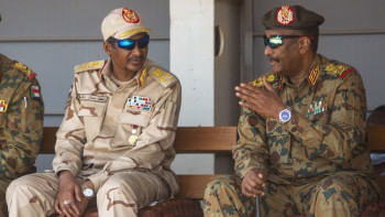 র‍্যাপিড সাপোর্ট ফোর্সের (আরএসএফ) প্রধান হামদান দাগালো (বাঁয়ে) এবং সামরিক নেতা আবদেল ফাত্তাহ আল-বুরহান। ফাইল ছবি: এএফপি