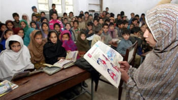 ভারতের একটি শ্রেণীকক্ষে শিক্ষার্থীরা মনোযোগ দিয়ে শিক্ষকের কথা শুনছে। প্রতিকী ছবি: এশিয়া নিউজ নেটওয়ার্ক