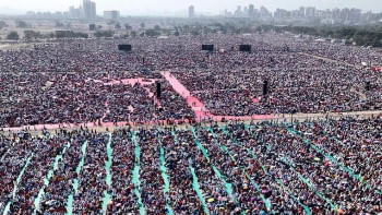 ভারতের মহারাষ্ট্র ভূষণ পুরস্কার বিতরণী অনুষ্ঠানে যোগ দিয়ে ১১ জন হিটস্ট্রোকে মারা গেছেন। ছবি: সংগৃহীত