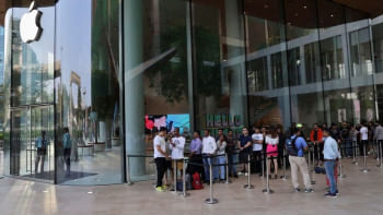 মুম্বাইয়ে অ্যাপলের রিটেল স্টোরের দরজার বাইরে অপেক্ষমান ভক্তরা। ছবি: রয়টার্স