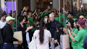 মুম্বাইয়ে অ্যাপল স্টোর উদ্বোধন করেন প্রধান নির্বাহী টিম কুক। ছবি: রয়টার্স