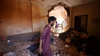 ৪ দিন ধরে চলতে থাকা সংঘাতের খার্তুমের এক ক্ষতিগ্রস্ত বাড়িতে বাসিন্দারা দরকারী জিনিসপত্র খুঁজছেন। ছবি: রয়টার্স