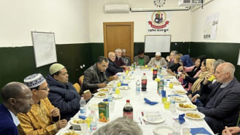 বাংলা স্কুলের নিজস্ব কার্যালয়ে আয়োজিত ইফতার মাহফিলে বক্তৃতা করেন স্কুল কমিটির সভাপতি সৈয়দ কামরুল সরোয়ার এবং গবেষক কামরুল হাছান। ছবি: সংগৃহীত