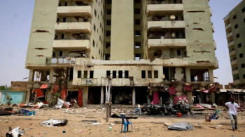 সুদানে ২ বাহিনীর সংঘাতে ক্ষতিগ্রস্ত একটি ভবন। ছবি: রয়টার্স