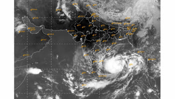 ঘূর্ণিঝড়ে রূপ নিয়েছে ‘মোখা’, কেন্দ্রে বাতাসের সর্বোচ্চ গতিবেগ ৮৮ কিলোমিটার