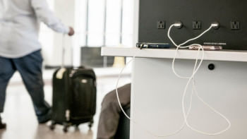 পাবলিক চার্জিং স্টেশনে ফোন চার্জ দেওয়া যে কারণে ঝুঁকিপূর্ণ