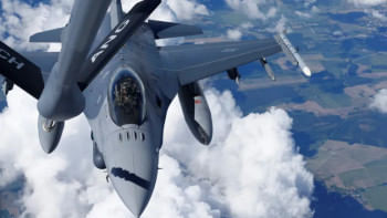 আকাশে মার্কিন এফ-১৬ যুদ্ধবিমানে জ্বালানি ভরা হচ্ছে। ফাইল ছবি: রয়টার্স