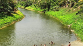 বুদ্ধিজীবী কবরস্থান লেক