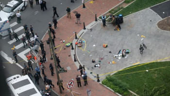 গোলাগুলির ঘটনার পর ঘটনাস্থলে পুলিশ উপস্থিত হয়। ছবি: রয়টার্স