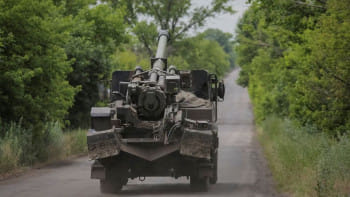 দনেৎস্ক অঞ্চলের একটি গ্রামের দখল ফিরে পাওয়ার পর সেখানে হাওইটজার কামান মোতায়েন করেছে ইউক্রেন। ছবি: রয়টার্স