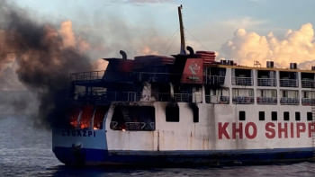 ফিলিপাইনে মাঝ সমুদ্রে এমভি এস্পেরানজা স্টার ফেরিতে আগুন ধরে যায়। ছবি: রয়টার্স