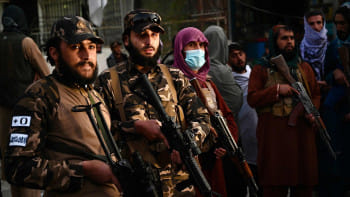 তালেবান সদস্যরা একটি সামরিক হাসপাতালের সামনে প্রহরায় নিয়োজিত আছেন। ফাইল ছবি: এএফপি