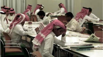 সৌদি শিক্ষার্থীরা রিয়াদের কিং সৌদ বিশ্ববিদ্যালয়ের প্রিন্স সালমান পাঠাগারে পড়াশোনা করছেন। ফাইল ছবি: রয়টার্স 