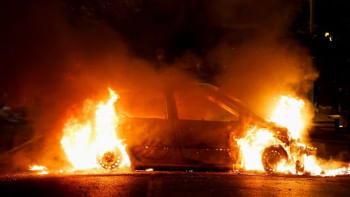 ফ্রান্সের বিক্ষোভকারীরা এই গাড়িতে আগুন ধরিয়ে দেন। ছবি: রয়টার্স