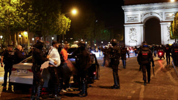 চ্যাম্প এলিসিস অ্যাভেনিউ থেকে তরুণ বিক্ষোভকারীদের আটক করছে পুলিশ। ছবি: রয়টার্স