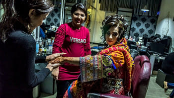 আফগানিস্তানের এক বিউটি পার্লারে কাজ করছেন নারীকর্মীরা। ফাইল ছবি: এএফপি