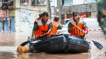 রবারের নৌকায় করে বন্যাদুর্গতদের উদ্ধার কার্যক্রম চলছে। ছবি: এএফপি রবারের নৌকায় করে বন্যাদুর্গতদের উদ্ধার কার্যক্রম চলছে। ছবি: এএফপি