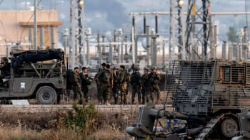 জেনিনে সামরিক অভিযানের সময় ইসরায়েলি সেনারা বেড়ার সামনে জমায়েত হন। ছবি: রয়টার্স