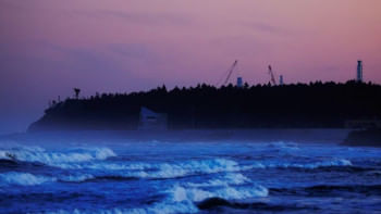 কাছাকাছি অবস্থিত নামি সমুদ্রতট থেকে ফুকুশিমা দাই চি পারমাণবিক বিদ্যুৎ উৎপাদনকেন্দ্র দেখা যাচ্ছে। ফাইল ছবি: রয়টার্স