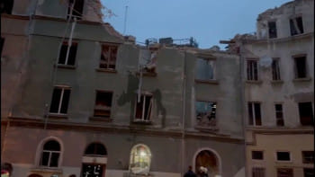 রুশ ক্ষেপণাস্ত্র হামলায় লিভিভের এই ভবনটি ক্ষতিগ্রস্ত হয়। ছবি: রয়টার্স