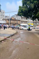 ছুরি হামলার পর ঘটনাস্থলে বেষ্টনী দেয় পুলিশ। ছবি: রয়টার্স