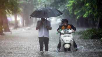 ভারতে ভারী বৃষ্টিপাতে উত্তরাঞ্চলে প্রবল বন্যার সৃষ্টি হয়েছে এবং দেশটির রাজধানী নয়াদিল্লিতে বৃষ্টিপাতের নতুন রেকর্ড সৃষ্টি হয়েছে। প্রতিকী ছবি: স্টেটসম্যান ভারতে ভারী বৃষ্টিপাতে উত্তরাঞ্চলে প্রবল বন্যার সৃষ্টি হয়েছে এবং দেশটির রাজধানী নয়াদিল্লিতে বৃষ্টিপাতের নতুন রেকর্ড সৃষ্টি হয়েছে। প্রতিকী ছবি: স্টেটসম্যান