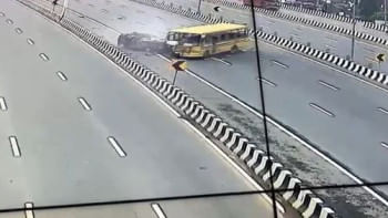 ভারতের উত্তর প্রদেশ অঙ্গরাজ্যের গাজিয়াবাদে একটি স্কুলবাস ভুল লেনে চলে একটি এসইউভিকে ধাক্কা দিলে এসইউভির ৮ যাত্রীর মধ্যে ৬ জন নিহত হন। ছবি: সংগৃহীত