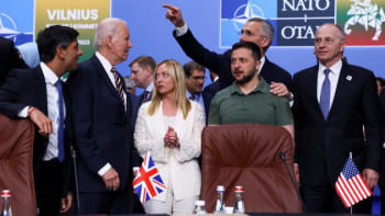 ন্যাটো সম্মেলনে শীর্ষ নেতারা। বাম থেকে যুক্তরাজ্যের প্রধানমন্ত্রী রিশি সুনাক, মার্কিন প্রেসিডেন্ট জো বাইডেন, ইতালির প্রধানমন্ত্রী জর্জিয়া মেলোনি ও ইউক্রেনের প্রেসিডেন্ট ভলোদিমির জেলেন্সকি। জেলেনস্কির পেছনে ন্যাটোর মহাসচিব ইয়েন্স স্টলটেনবার্গ। ছবিঃ রয়টার্স