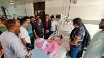 বগুড়ায় বিএনপি-পুলিশ সংঘর্ষ: টিয়ারশেলের ধোঁয়ায় ২৭ স্কুলশিক্ষার্থী অসুস্থ বগুড়ায় বিএনপি-পুলিশ সংঘর্ষ: টিয়ারশেলের ধোঁয়ায় ২৭ স্কুলশিক্ষার্থী অসুস্থ