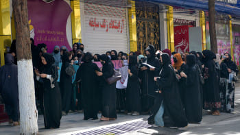 পার্লার বন্ধের প্রতিবাদে আফগান নারীদের বিক্ষোভ। ছবি: এএফপি