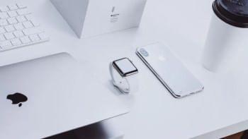 জন্মলগ্ন থেকেই অ্যাপলের পণ্যে সাদা রঙের আধিক্য দেখা যায়। ছবি: সংগৃহীত