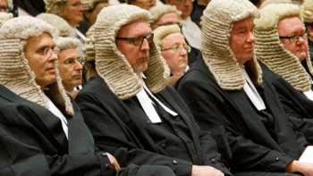 যেভাবে শুরু হলো সাদা পরচুলার ব্যবহার