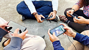 অন্য অনেক দেশের মতো বাংলাদেশেও মোবাইল গেমিং বেশ জনপ্রিয়। ছবি: অর্কিড চাকমা/স্টার