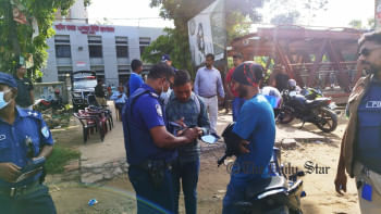 ঢাকার প্রবেশপথে তল্লাশি, আটক ঢাকার প্রবেশপথে তল্লাশি, আটক