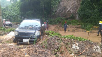চট্টগ্রামে পাহাড় ধসে আটকে পড়েছে মাইক্রোবাস, রাস্তা বন্ধ