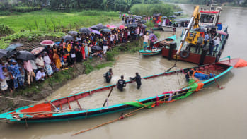 নিখোঁজদের উদ্ধারে অভিযান চালাচ্ছে বাংলাদেশ নৌবাহিনীর সদস্যরা