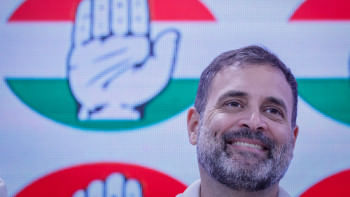 এক জনসভায় কংগ্রেস নেতা রাহুল গান্ধী। ছবি: রয়টার্স এক জনসভায় কংগ্রেস নেতা রাহুল গান্ধী। ছবি: রয়টার্স