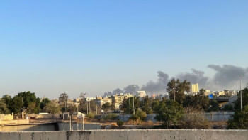 ত্রিপোলিতে সশস্ত্র দলের মধ্যে সংঘাতের পর ভবনের ওপর ধোঁয়া দেখা যাচ্ছে । ছবি: রয়টার্স